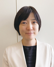 高見 暁子 氏